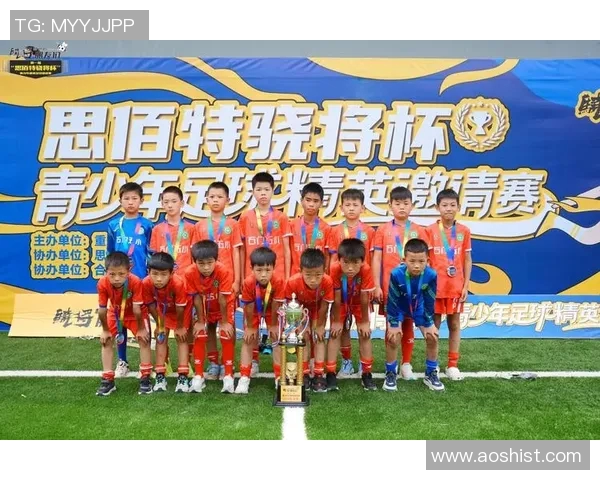 印有足球明星杯子的球员是谁他在赛场上的表现如何